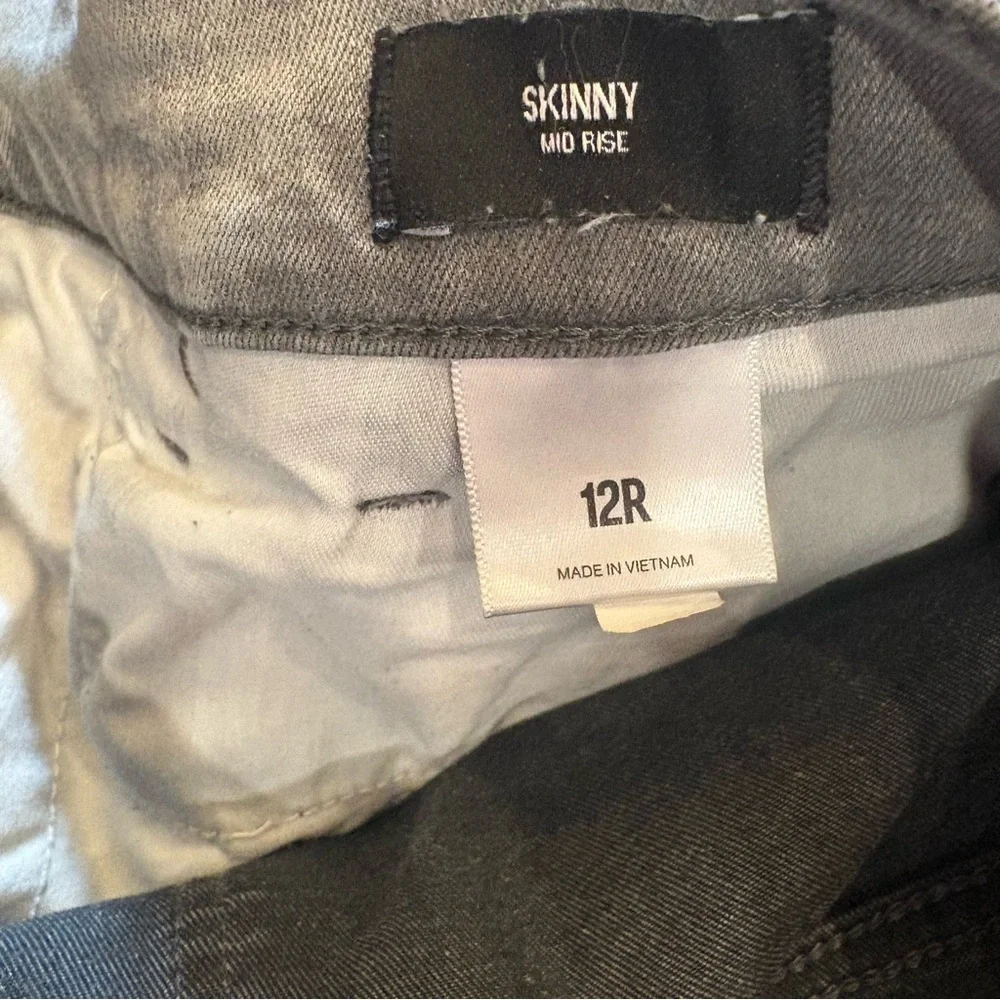 EXPRESS $80 Grey Acid Wash Mid-Rise Skinny Jeans 12R like new stretch